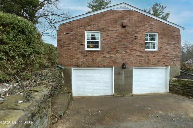 1105 Old Cannons Ln, Louisville, KY 40207