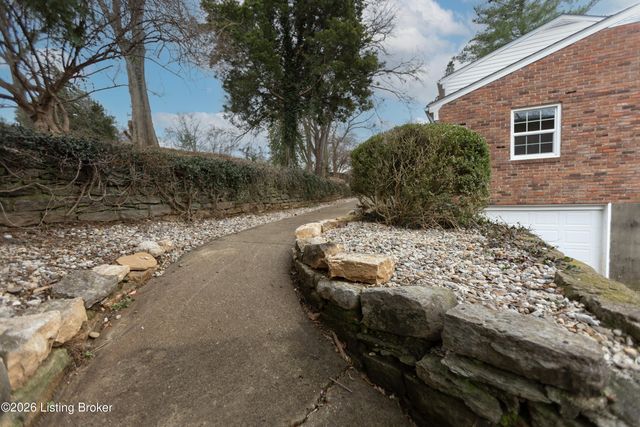 1105 Old Cannons Ln, Louisville, KY 40207
