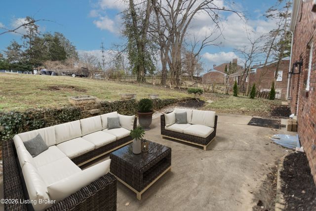 1105 Old Cannons Ln, Louisville, KY 40207