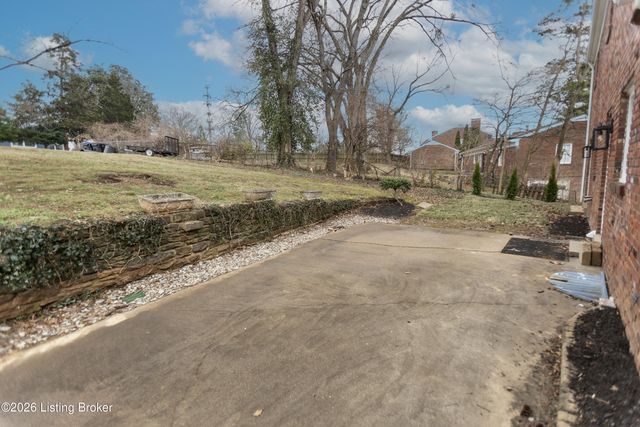 1105 Old Cannons Ln, Louisville, KY 40207