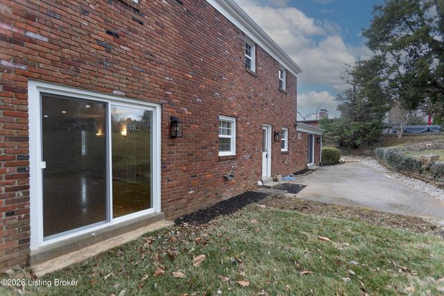 1105 Old Cannons Ln, Louisville, KY 40207