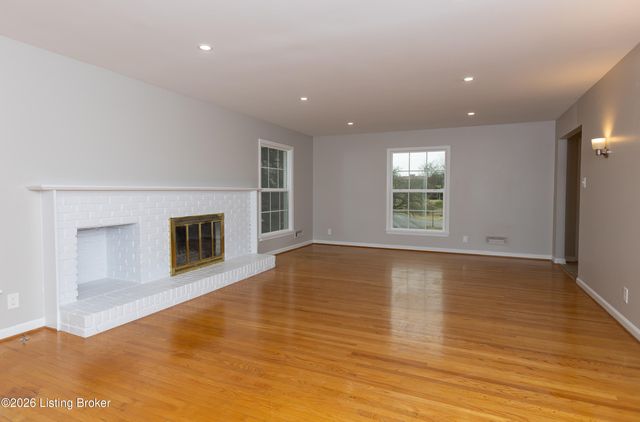 1105 Old Cannons Ln, Louisville, KY 40207