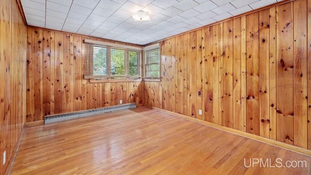 2216 S Carpenter Avenue, Kingsford, MI 49802