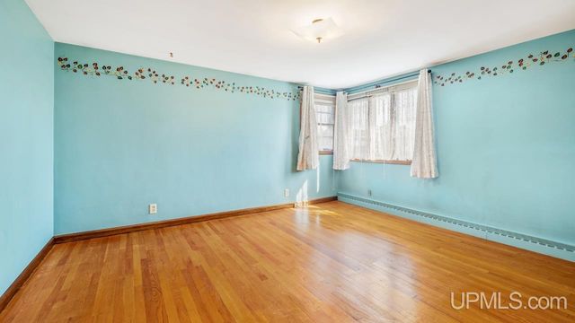 2216 S Carpenter Avenue, Kingsford, MI 49802