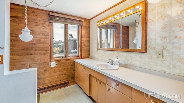 2216 S Carpenter Avenue, Kingsford, MI 49802