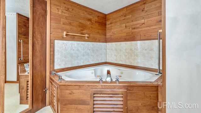 2216 S Carpenter Avenue, Kingsford, MI 49802