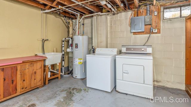 2216 S Carpenter Avenue, Kingsford, MI 49802