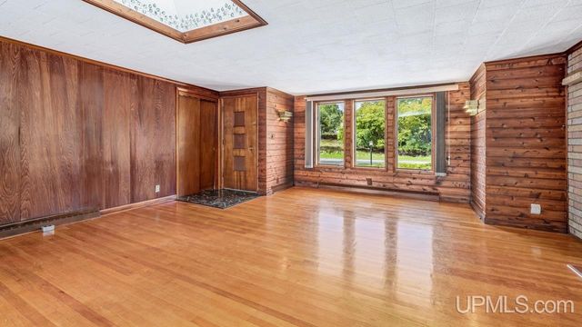 2216 S Carpenter Avenue, Kingsford, MI 49802