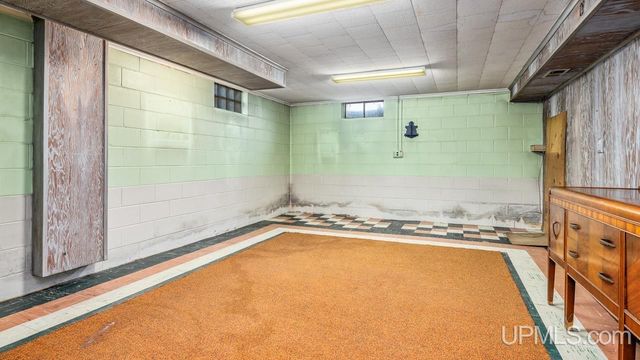 2216 S Carpenter Avenue, Kingsford, MI 49802