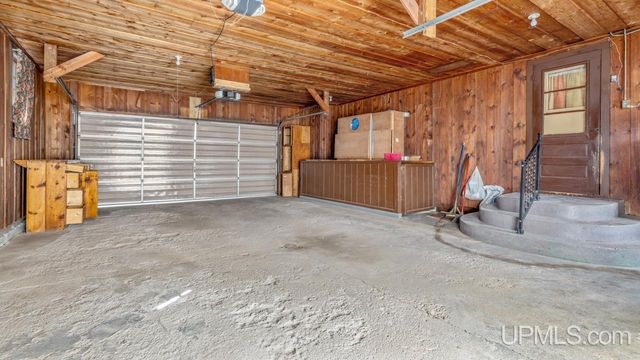 2216 S Carpenter Avenue, Kingsford, MI 49802