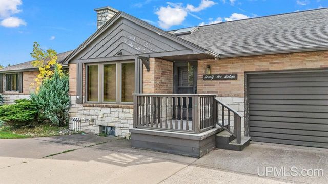 2216 S Carpenter Avenue, Kingsford, MI 49802