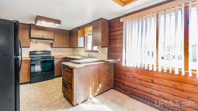 2216 S Carpenter Avenue, Kingsford, MI 49802