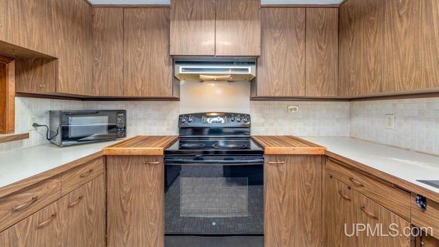 2216 S Carpenter Avenue, Kingsford, MI 49802