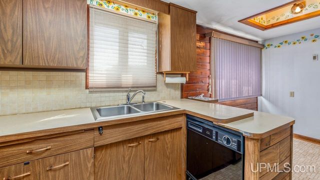 2216 S Carpenter Avenue, Kingsford, MI 49802