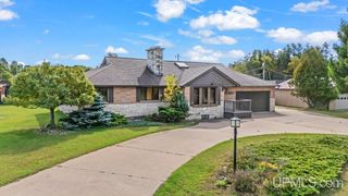 2216 S Carpenter Avenue, Kingsford, MI 49802