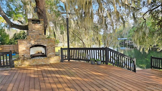 5415 Riverside Drive, Yankeetown, FL 34498