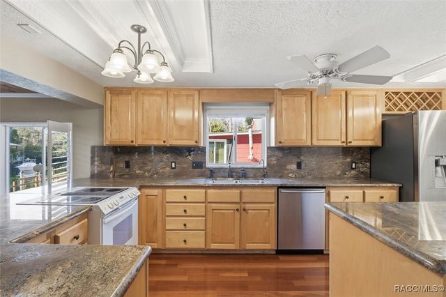 5415 Riverside Drive, Yankeetown, FL 34498