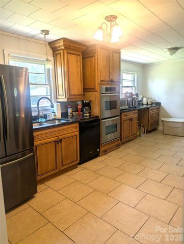 605 Lincoln Lane SW, Lenoir, NC 28645
