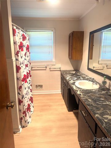 605 Lincoln Lane SW, Lenoir, NC 28645
