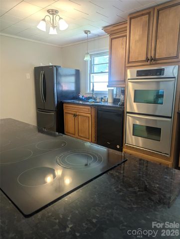 605 Lincoln Lane SW, Lenoir, NC 28645