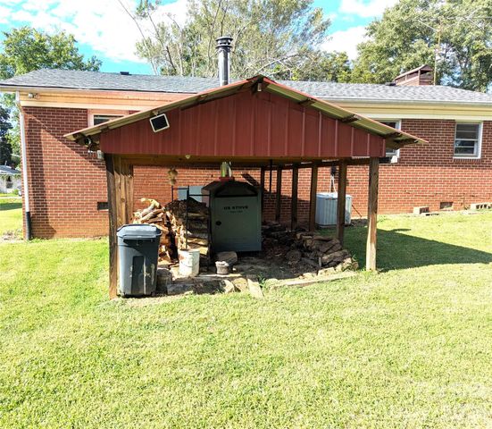 605 Lincoln Lane SW, Lenoir, NC 28645