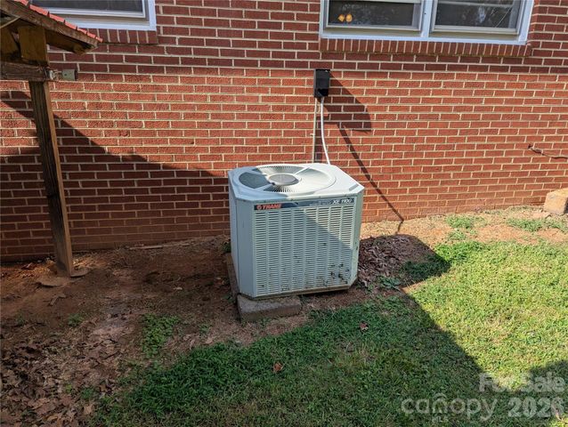 605 Lincoln Lane SW, Lenoir, NC 28645