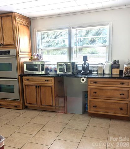 605 Lincoln Lane SW, Lenoir, NC 28645