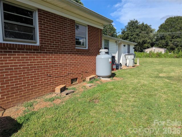 605 Lincoln Lane SW, Lenoir, NC 28645