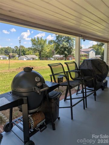 605 Lincoln Lane SW, Lenoir, NC 28645