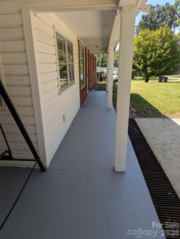 605 Lincoln Lane SW, Lenoir, NC 28645