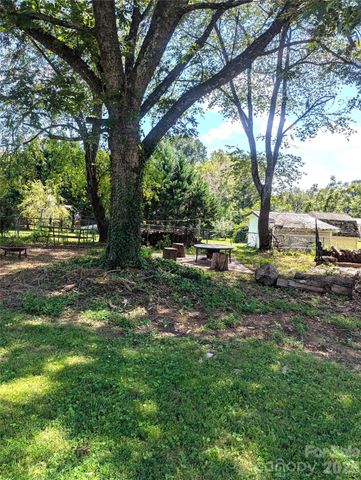 605 Lincoln Lane SW, Lenoir, NC 28645