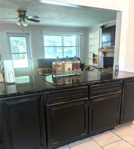 605 Lincoln Lane SW, Lenoir, NC 28645