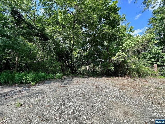 15 Warren Hagstrom Boulevard, Wanaque, NJ 07465