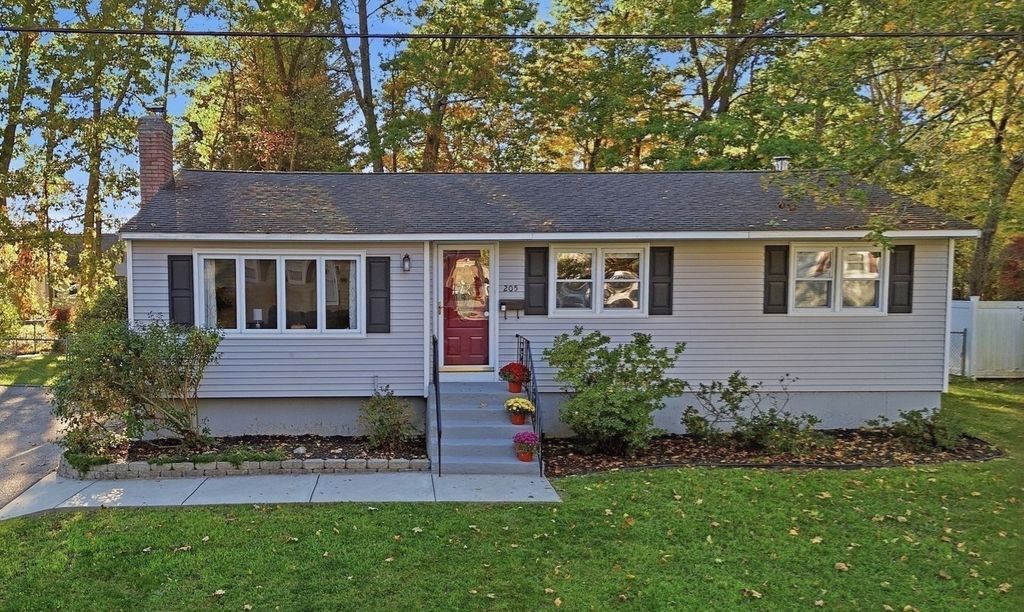 205 Remington St, Lowell, MA 01852