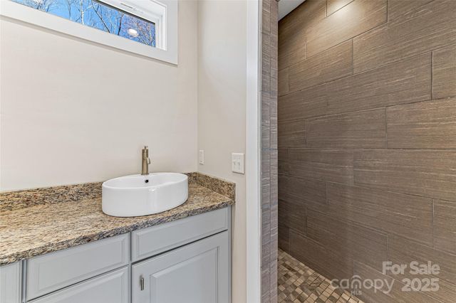 22 Ben Lippen Road A, Asheville, NC 28806