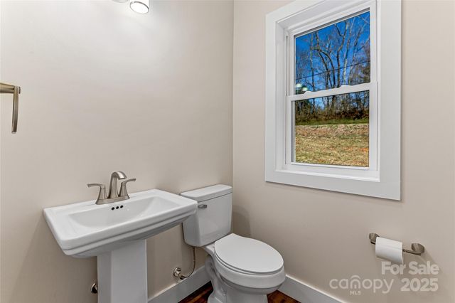 22 Ben Lippen Road A, Asheville, NC 28806