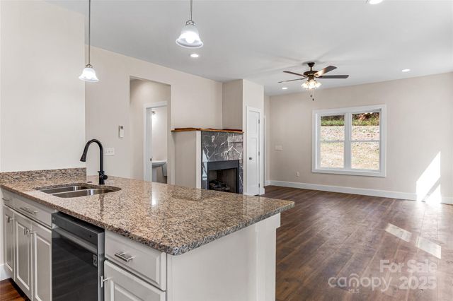 22 Ben Lippen Road A, Asheville, NC 28806