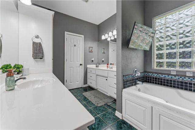 319 Bluff Drive, Lowell, AR 72745