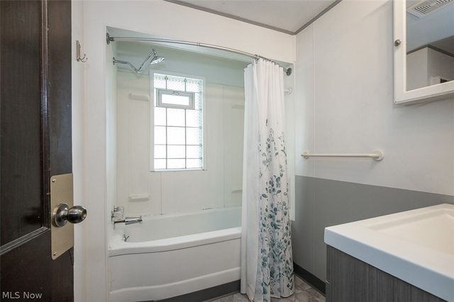 2083 Chesterland Avenue, Lakewood, OH 44107