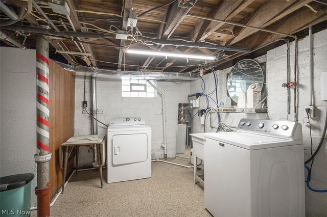 2083 Chesterland Avenue, Lakewood, OH 44107