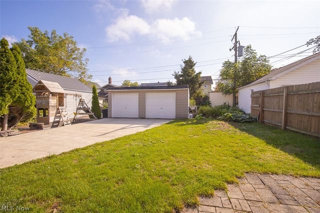 2083 Chesterland Avenue, Lakewood, OH 44107