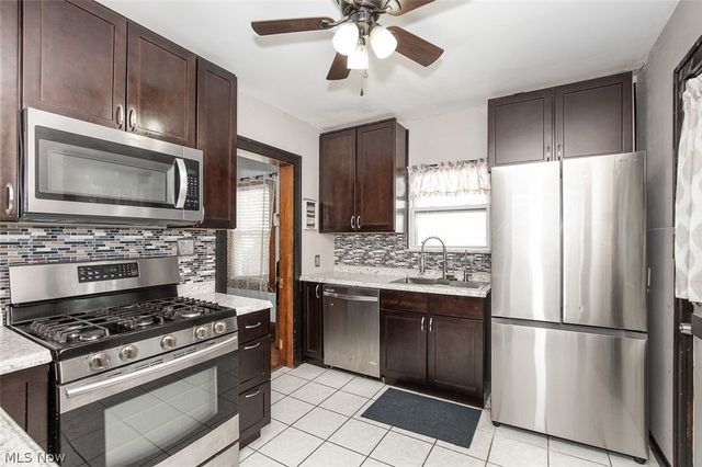 2083 Chesterland Avenue, Lakewood, OH 44107