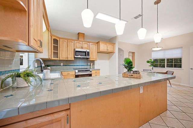 2121 Perkins Way, Sacramento, CA 95818