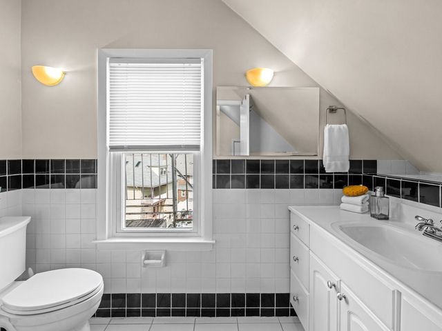 47 R Jamaica 3, Boston, MA 02130