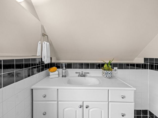 47 R Jamaica 3, Boston, MA 02130