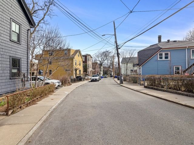 47 R Jamaica 3, Boston, MA 02130