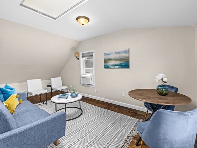 47 R Jamaica 3, Boston, MA 02130