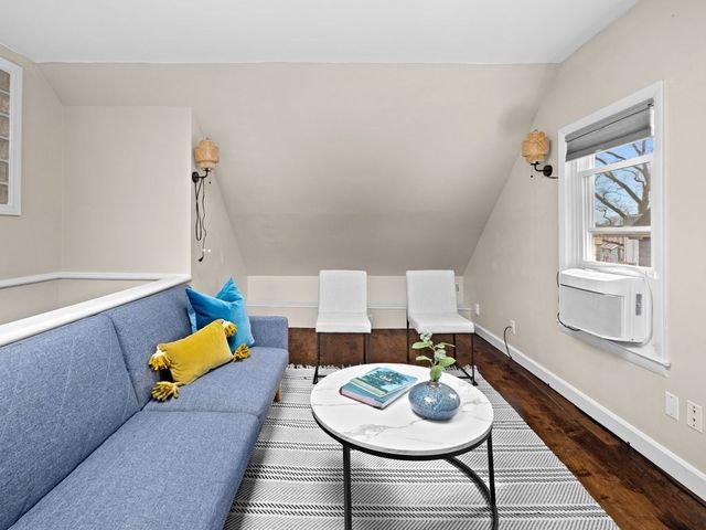 47 R Jamaica 3, Boston, MA 02130