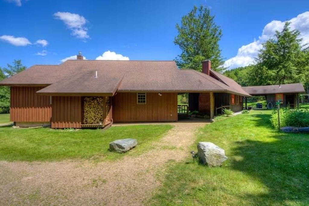 Image 3 of property listing at 65 Bentley Lane, Jericho, VT 05465