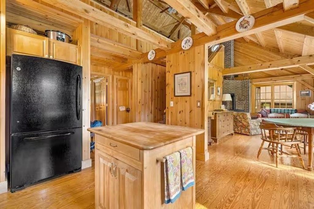 Image 5 of property listing at 65 Bentley Lane, Jericho, VT 05465